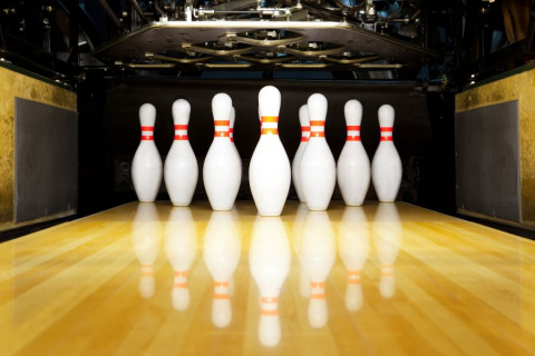 Quilles de bowling sur une piste brillante au Camping Terme Catez, région Basse-Sava, Slovénie.