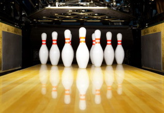 Bowlingkegler på en skinnende bane i et bowlingcenter på Camping Terme Catez i Slovenien.
