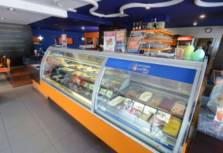Gelateria e caffetteria con arredo colorato e vetrina di dolci al Camping Terme Catez, Bassa Sava, Slovenia.