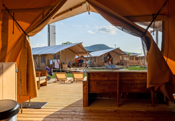 Vista dalla terrazza della tenda safari sul glamping SunLodge Pamoja&Kambi al Camping Terme Catez, Slovenia.