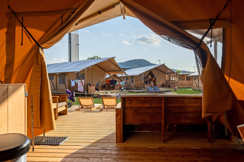 Vue depuis la terrasse d'une tente safari sur le glamping SunLodge Pamoja&Kambi au Camping Terme Catez, Slovénie.