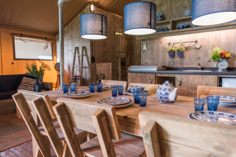 Area pranzo e cucina nella tenda safari SunLodge Pamoja&Kambi al Camping Terme Catez in Slovenia.