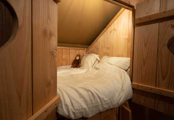 Zona notte accogliente nella tenda safari SunLodge Pamoja&Kambi al Camping Terme Catez, Slovenia.