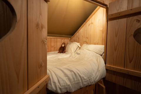 Área de descanso acogedora en la tienda safari SunLodge Pamoja&Kambi en Camping Terme Catez, Eslovenia.