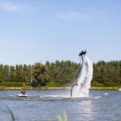 Persona haciendo flyboard sobre el agua en Vakantiepark Klein Strand, West Flanders, Bélgica