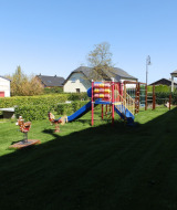 Parque infantil con tobogán, trampolín y columpios en un día soleado en Camping Um Bierg, Diekirch, Luxemburgo.