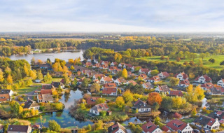 Vista aérea de casas pintorescas cerca de Sevenum, Limburgo, Países Bajos, rodeadas de árboles y lagos.