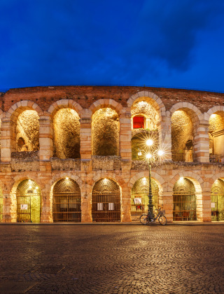 El anfiteatro romano Arena de Verona iluminado de noche cerca de Castelnuovo del Garda, Véneto, Italia.