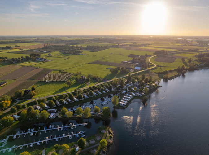 Luftaufnahme von MarinaPark Bad Nederrijn in Gelderland, Niederlande, mit Booten und Sonnenuntergang