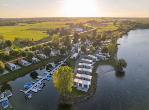 Vista aerea di MarinaPark Bad Nederrijn, villaggio vacanze sul lago tra i campi verdi di Gelderland, Olanda.