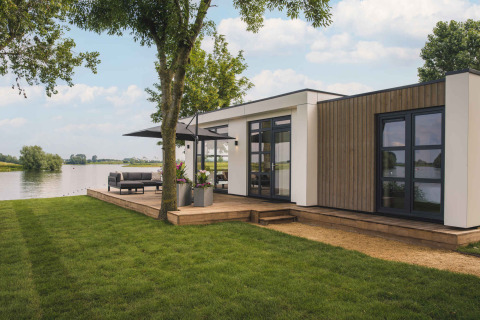 Casa vacanze moderna sul lago a MarinaPark Bad Nederrijn, Gheldria, Paesi Bassi, con terrazza in legno.