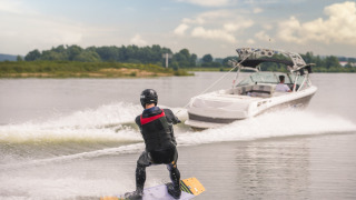 Persona haciendo wakeboard tras lancha en MarinaPark Bad Nederrijn, parque vacacional en Gelderland, Países Bajos.
