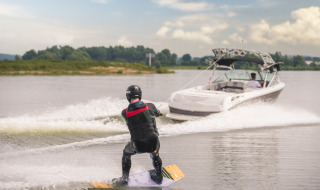 Persona haciendo wakeboard tras lancha en MarinaPark Bad Nederrijn, parque vacacional en Gelderland, Países Bajos.
