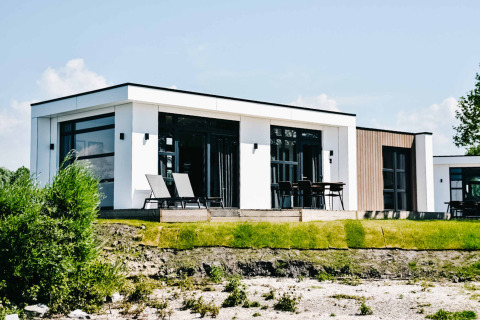 Modernes Ferienhaus im MarinaPark Bad Nederrijn, Gelderland, Niederlande, mit Terrasse und Sonnenliegen.