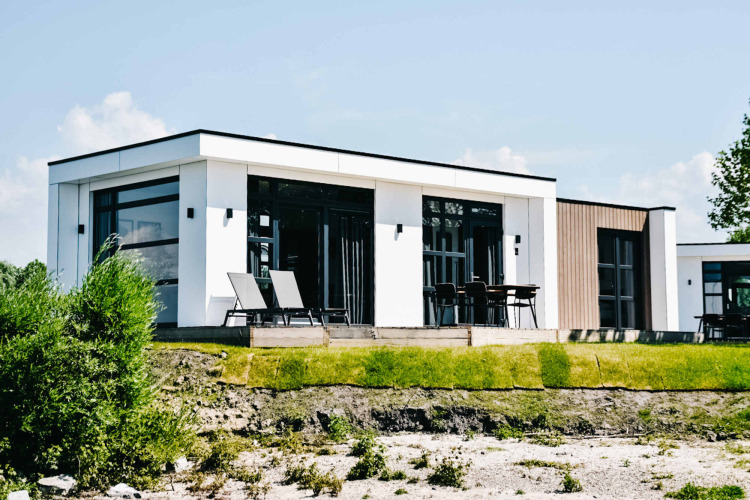 Modernes Ferienhaus im MarinaPark Bad Nederrijn, Gelderland, Niederlande, mit Terrasse und Sonnenliegen.