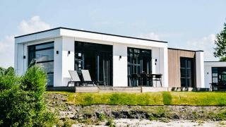 Casa de vacaciones moderna en MarinaPark Bad Nederrijn, Gelderland, Países Bajos, con zona de terraza.