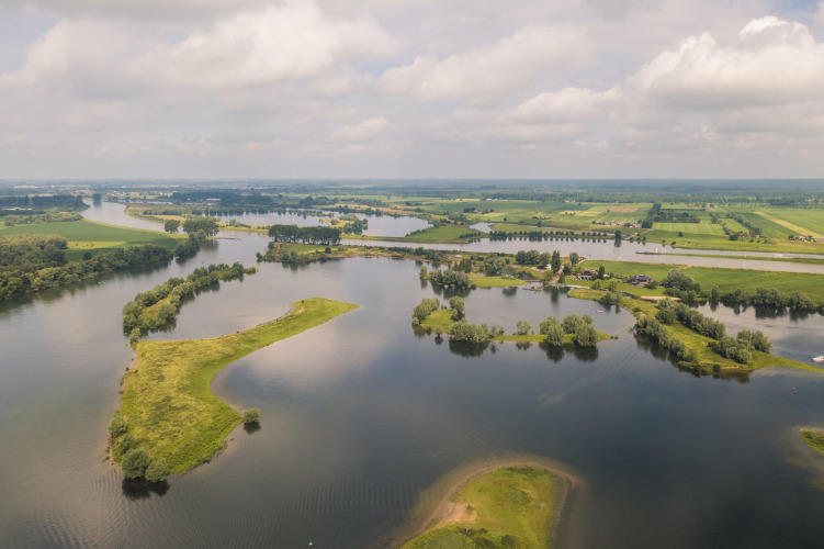 Luftaufnahme von MarinaPark Bad Nederrijn in Gelderland, Niederlande, mit Wasser und Inseln.