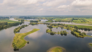 Vista aérea de MarinaPark Bad Nederrijn en Gelderland, Países Bajos, con agua e islas verdes.