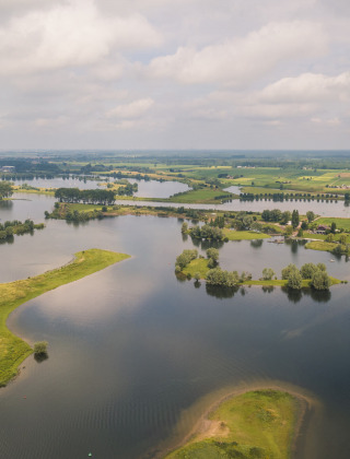 Vista aérea de MarinaPark Bad Nederrijn en Gelderland, Países Bajos, con agua e islas verdes.