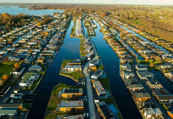 Vista aérea de MarinaPark Residentie Nieuw Loosdrecht, parque vacacional con casas junto a canales en Holanda.