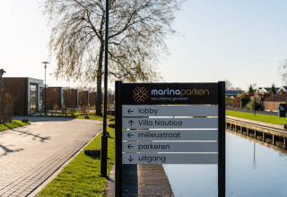 Señal en MarinaPark Residentie Nieuw Loosdrecht, parque vacacional en Holanda del Norte, Países Bajos, junto al canal.