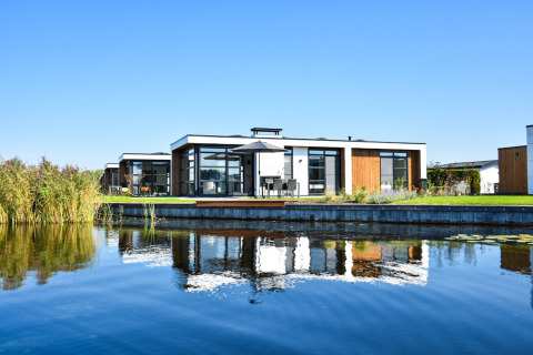 Moderne vakantiewoning aan het water bij MarinaPark Residentie Nieuw Loosdrecht, Noord-Holland, Nederland.