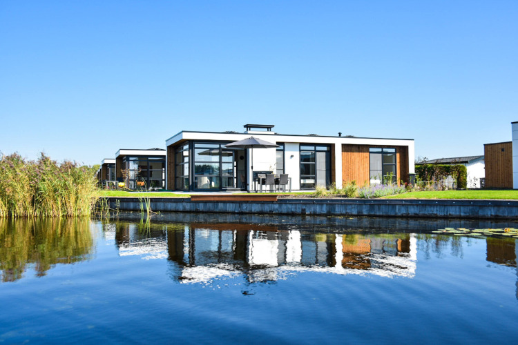 Modernes Ferienhaus am Wasser im MarinaPark Residentie Nieuw Loosdrecht, Nordholland, Niederlande.