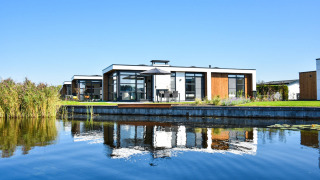 Casa de vacaciones moderna junto al agua en MarinaPark Residentie Nieuw Loosdrecht, en Holanda del Norte.