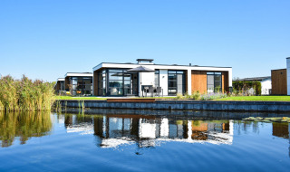 Casa de vacaciones moderna junto al agua en MarinaPark Residentie Nieuw Loosdrecht, en Holanda del Norte.