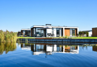 Moderne vakantiewoning aan het water bij MarinaPark Residentie Nieuw Loosdrecht in Noord-Holland, Nederland.