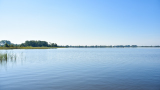 Vista del lago en MarinaPark Residentie Nieuw Loosdrecht, un parque de vacaciones en Holanda Septentrional.