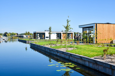 Moderne Ferienhäuser am Wasser im MarinaPark Residentie Nieuw Loosdrecht, Nordholland, Niederlande.