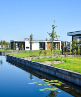 Casas vacacionales modernas en el agua en MarinaPark Residentie Nieuw Loosdrecht, Holanda Septentrional.