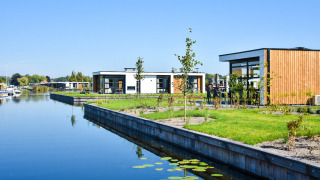 Casas vacacionales modernas en el agua en MarinaPark Residentie Nieuw Loosdrecht, Holanda Septentrional.