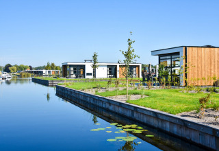 Casas vacacionales modernas en el agua en MarinaPark Residentie Nieuw Loosdrecht, Holanda Septentrional.