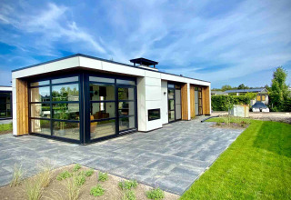 Moderne vakantiewoning met grote ramen en terras bij MarinaPark Residentie Nieuw Loosdrecht, Nederland.
