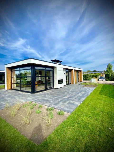 Moderne feriebolig med store vinduer og terrasse ved MarinaPark Residentie Nieuw Loosdrecht, Holland.