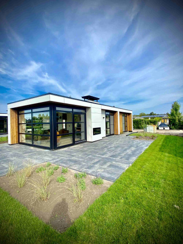 Modernes Ferienhaus mit großen Fenstern und Terrasse in MarinaPark Residentie Nieuw Loosdrecht, Holland.