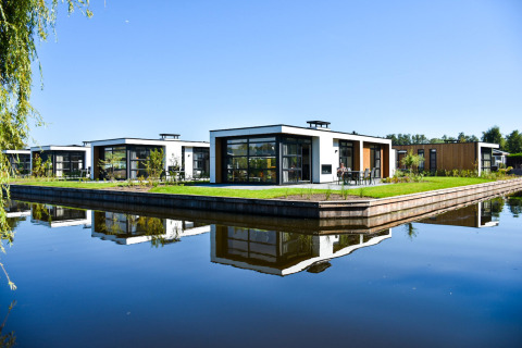 Moderne Ferienhäuser am Wasser im MarinaPark Residentie Nieuw Loosdrecht, Nordholland, Niederlande.