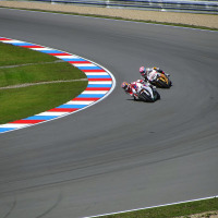 Deux motards prennent un virage serré sur un circuit près de Margouët-Meymes en région Occitanie, France.