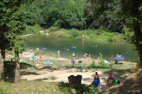 Bezoekers ontspannen aan de rivier in Slow Village Provence Occitane, Occitanië, Frankrijk.