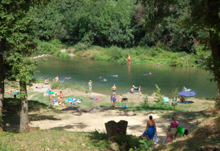 Bezoekers ontspannen aan de rivier in Slow Village Provence Occitane, Occitanië, Frankrijk.