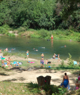 Visitantes disfrutan de un día junto al río en Slow Village Provence Occitane, Occitania, Francia.