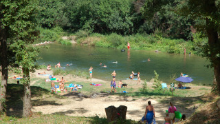 Visitantes disfrutan de un día junto al río en Slow Village Provence Occitane, Occitania, Francia.