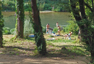 Persone si rilassano presso il fiume al villaggio turistico Slow Village Provence Occitane in Occitania, Francia.