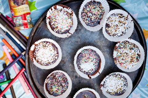 Chocoladecupcakes met kleurrijke hagelslag in papiervormpjes op schaal, Slow Village Provence Occitane.
