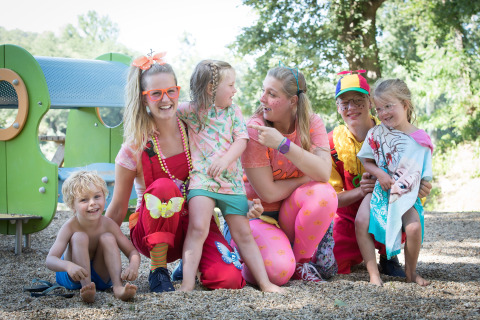 Kinderen en volwassenen spelen samen op de speeltuin van Slow Village Provence Occitane, Occitanië, Frankrijk.