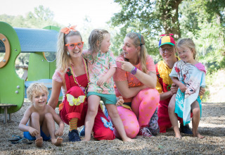 Kinderen en volwassenen genieten samen op een speeltuin in Slow Village Provence Occitane, Occitanie, Frankrijk.