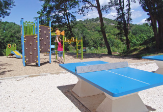 Parco giochi con parete da arrampicata, scivolo e tavoli da ping pong a Slow Village Provence Occitane, Francia.