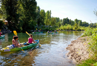Mensen peddelen in kajaks op een rivier bij Slow Village Provence Occitane, omringd door natuur.